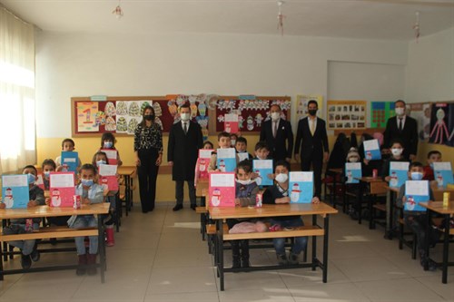 İlçe Kaymakamımız Sayın Yiğit Yaşar DEMİRER Öğrencilerimizin Karne Heyecanına Ortak Oldu.